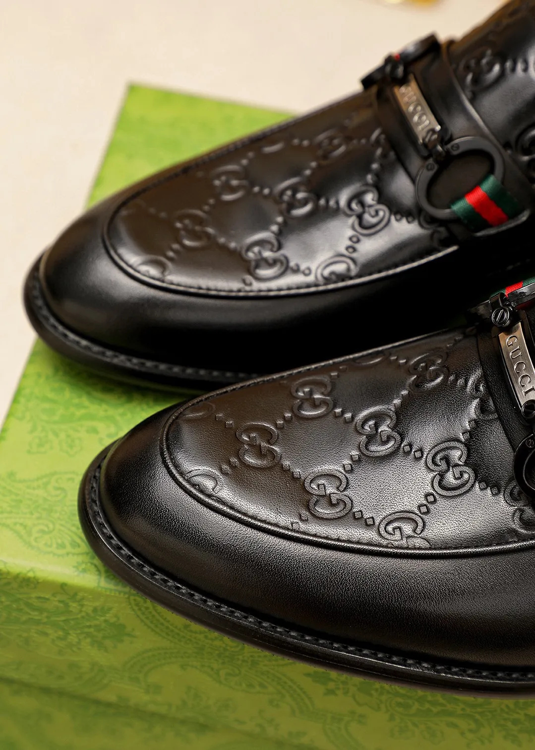 Men's shoes 💰400 💐 Product trademark: GUCCI "Gucci" casual leather shoes Regular size: 39-44 (38.45.46🉑️Customized) Product materials: Selected imported first-layer calfskin embossed upper + original hardware buckle, imported 🐑 sheepskin lining. Strong three-dimensional visual effect, combined outsole Color: 1⃣️color optional